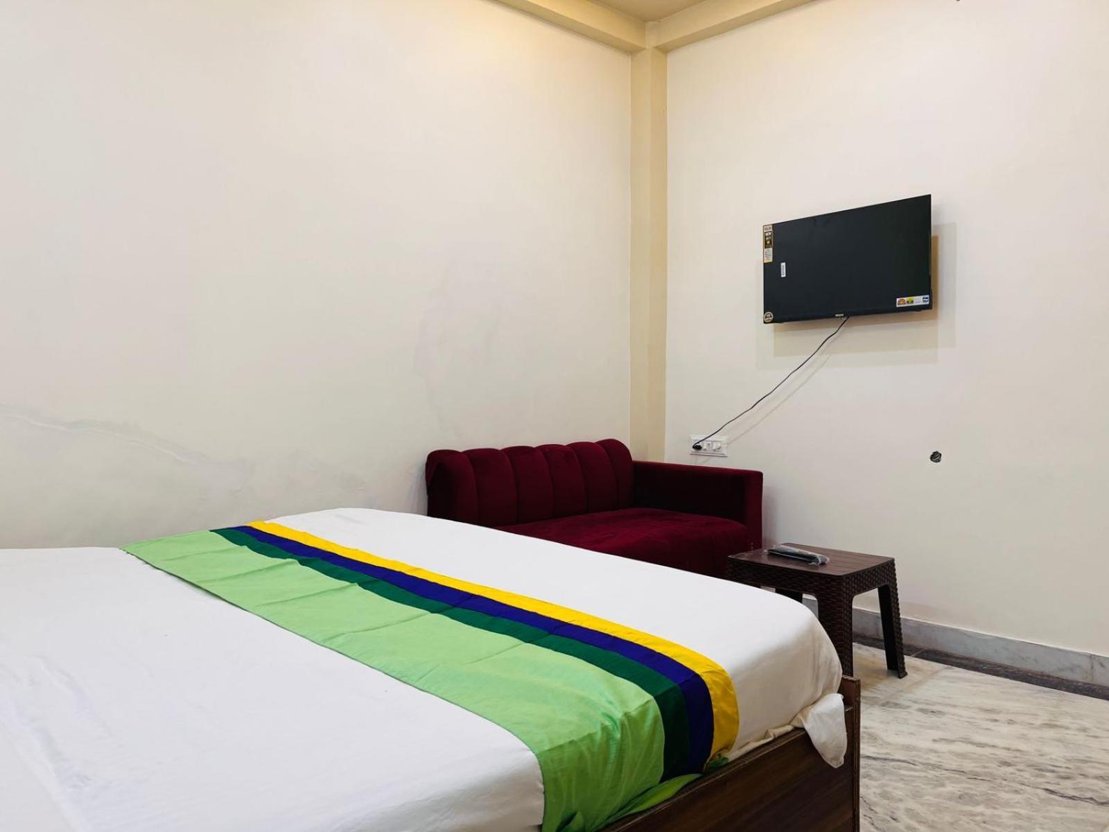 G B Palace A C Family Agra Hotel