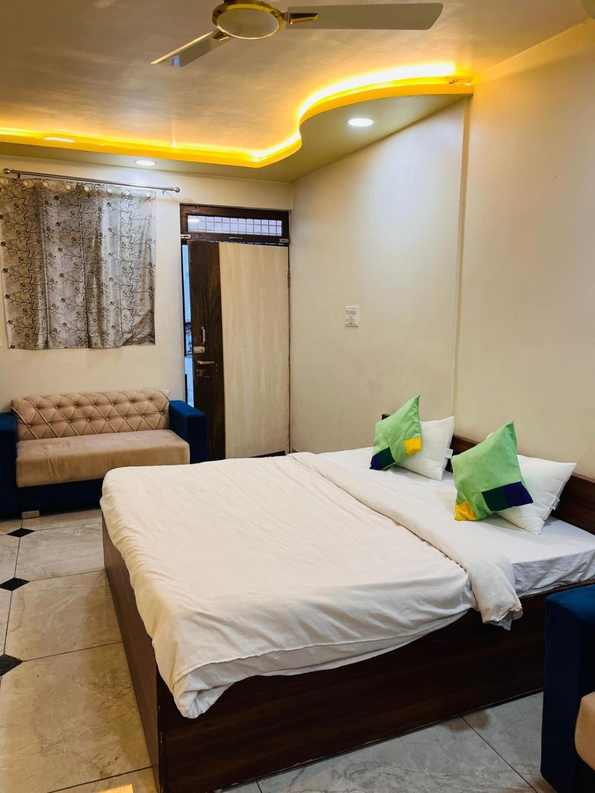 G B Palace A C Family Agra 3*